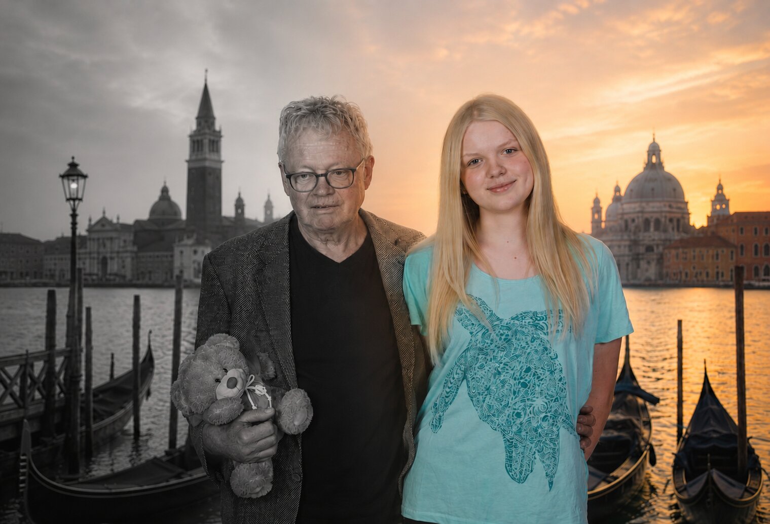 Produktionsfoto zu Honig im Kopf: ein älterer Mann mit Teddybär und ein junges Mädchen vor einer Venedig-Kulisse, die von Schwarz-Weiß in warmes Abendlicht übergeht.