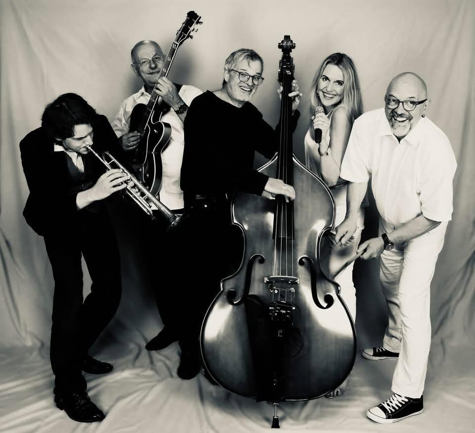 Chilli Blue: fünf Bandmitglieder mit Trompete, Gitarre, Kontrabass und Mikrofon auf einem Schwarz-Weiß-Gruppenfoto.