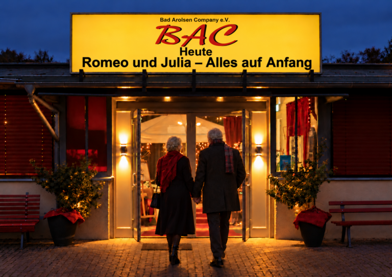 KI-bearbeiteter BAC-Eingang am Abend: Ein älteres Paar steht Hand in Hand vor den offenen Türen, darüber leuchtet Romeo und Julia.