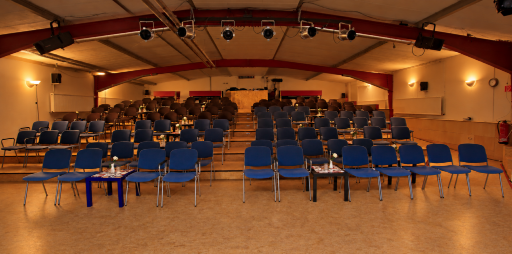 Blick auf die Zuschauerplätze im BAC-Theatersaal in Bad Arolsen bei warmem Abendlicht