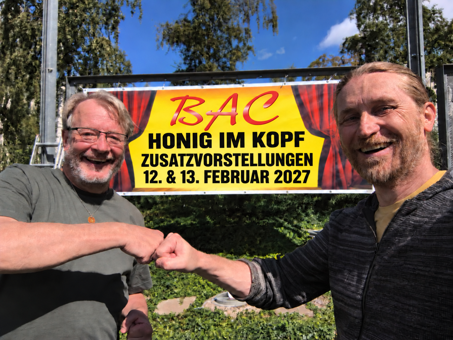 Jens Guske und Sven Hilscher beim Faustgruß vor dem gelben BAC-Banner: Honig im Kopf – Zusatzvorstellungen, 12. & 13. Februar 2027.
