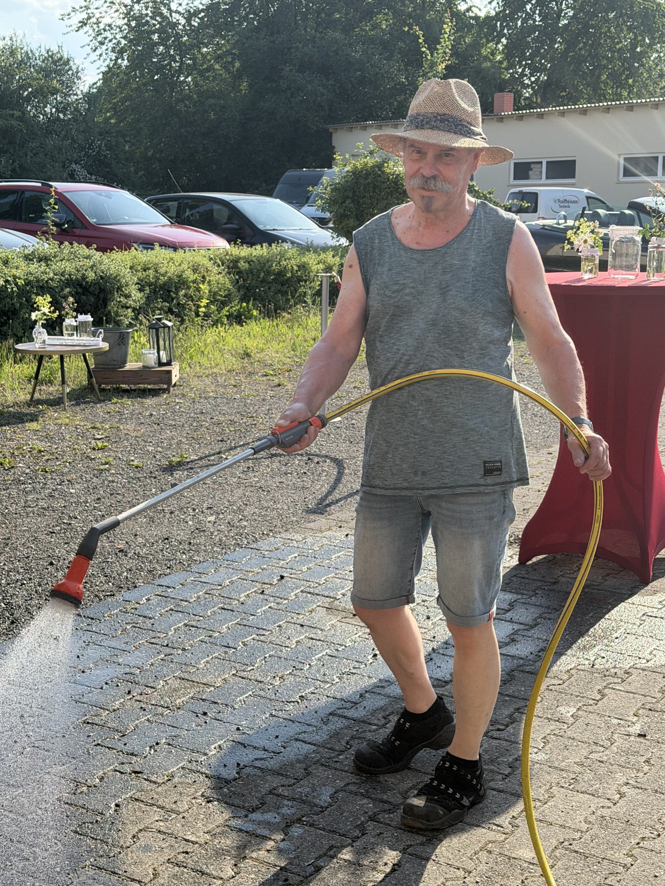 Mit dem Wasserschlauch gegen die Hitze: Draußen wurde jede Möglichkeit zur Abkühlung genutzt.