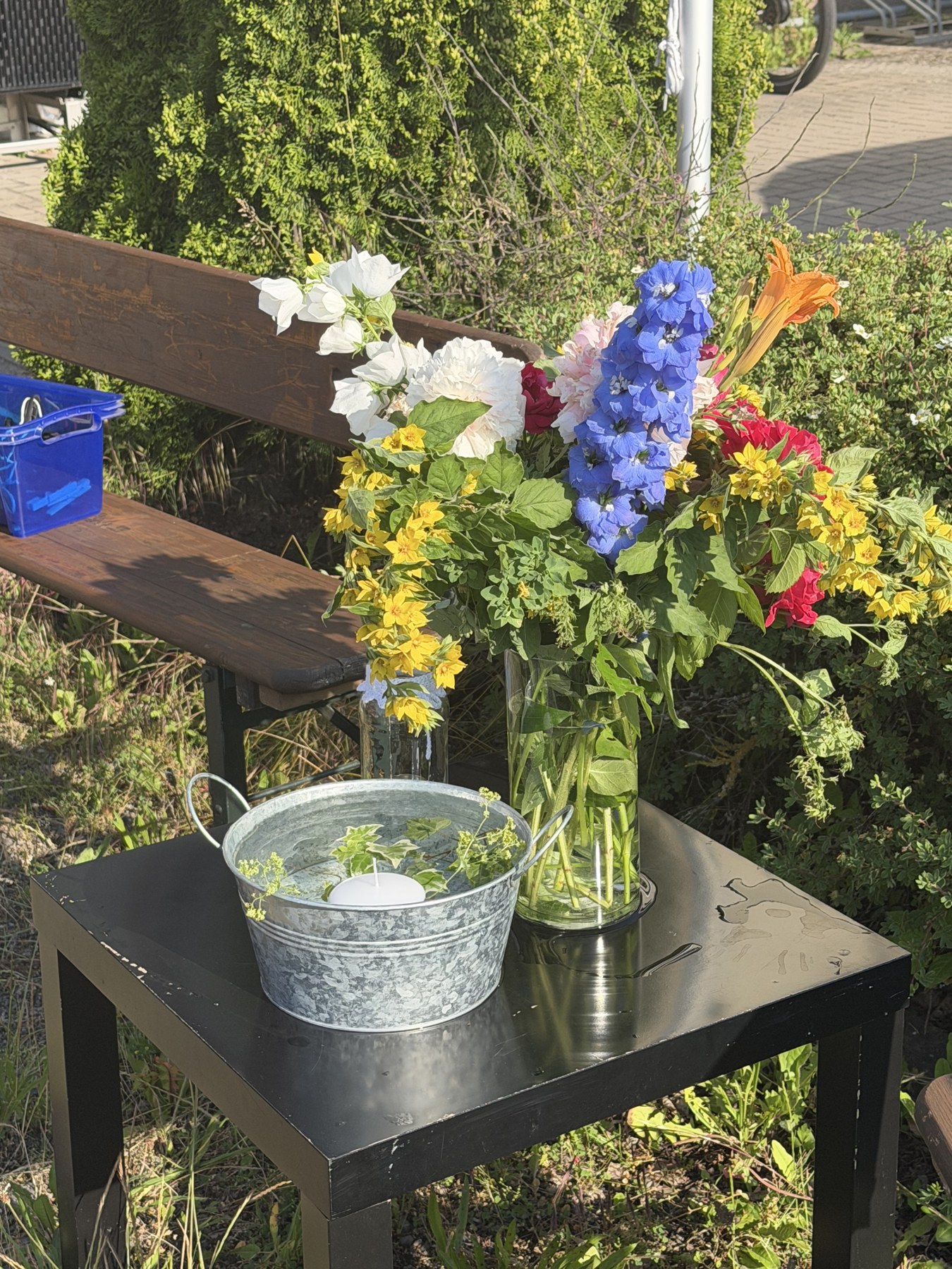 Sommerblumen und Kerzen stimmen auf einen besonderen Abend ein.