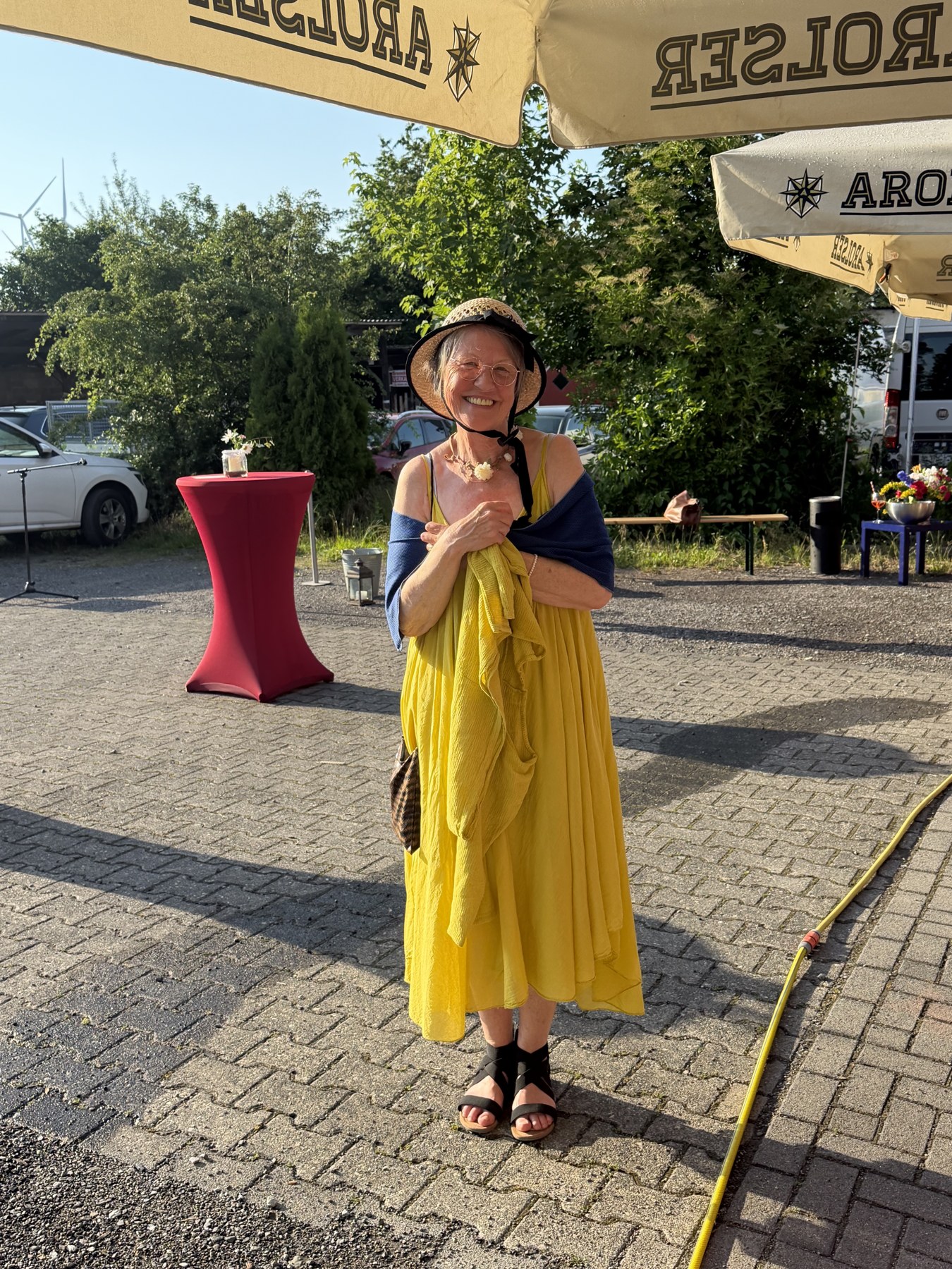 Sommerliche Farben und ein Lächeln vor dem Theater.