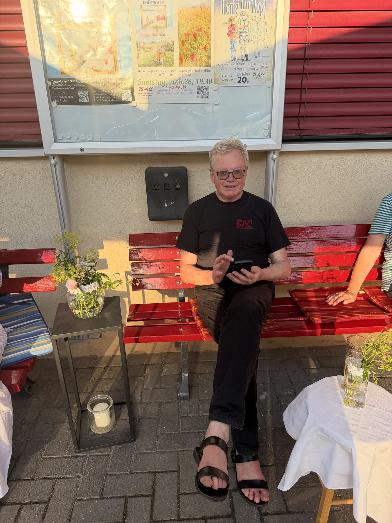 Ein ruhiger Moment auf der Bank, während drinnen und draußen viel los ist.
